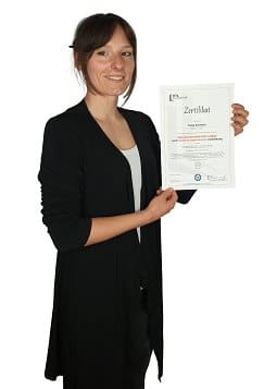Gesund Macht Schlank Programm Erfahrungen: Tanja mit ihrem Zertifikat.